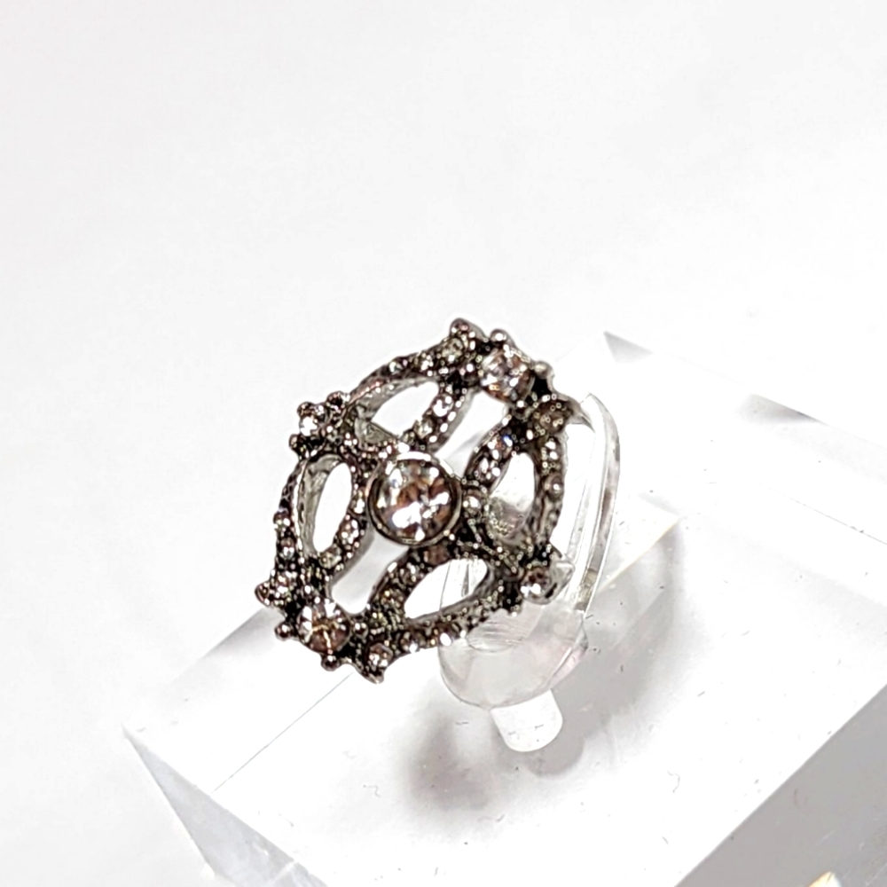 Silvertone & rhinestone ring 23079-002